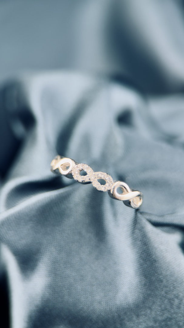 Anillo de plata 925 con diseño infinito entrelazado