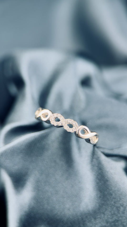 Anillo de plata 925 con diseño infinito entrelazado