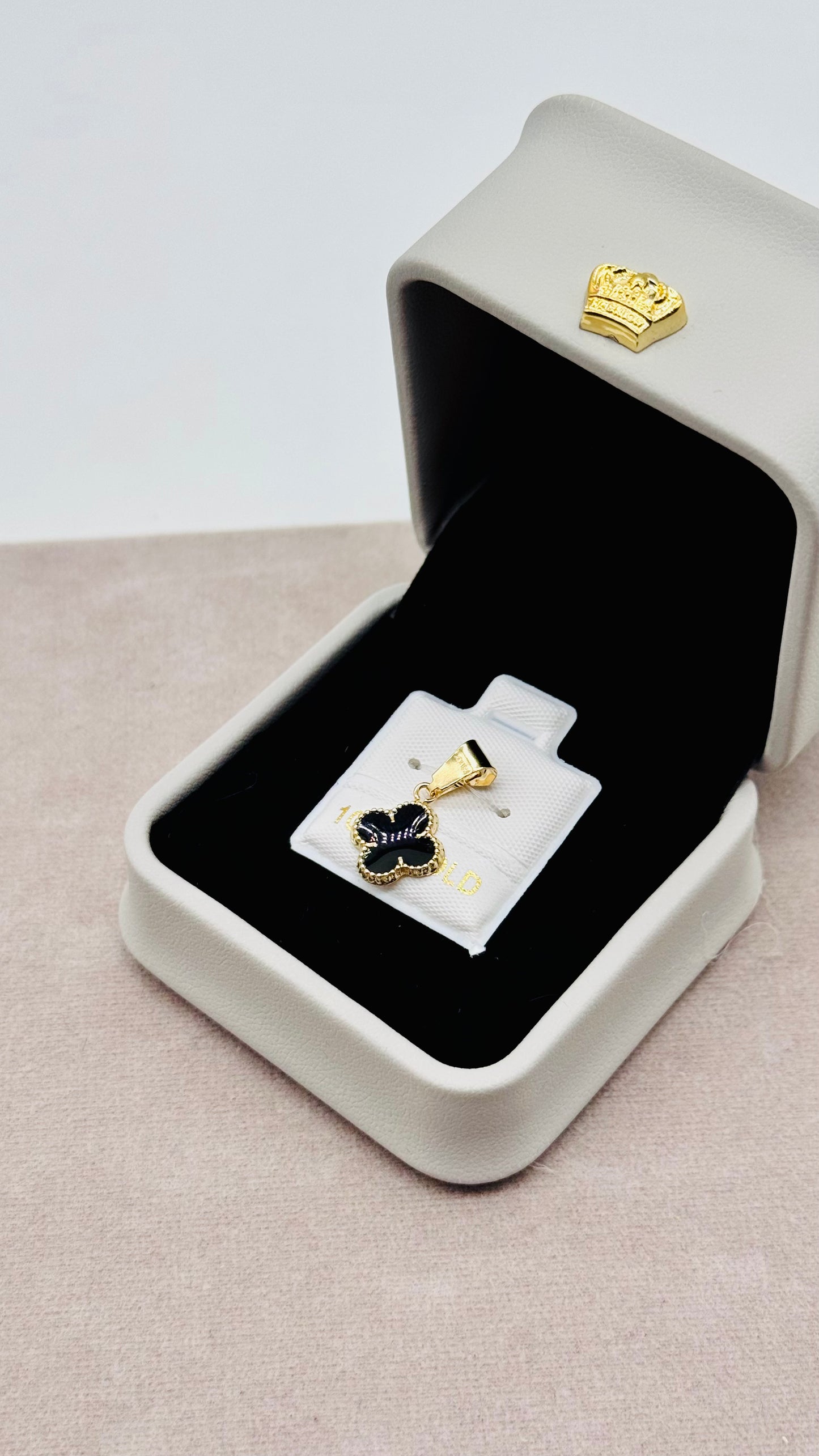 Dije Trébol Negro en Oro 10K – Estilo Elegante