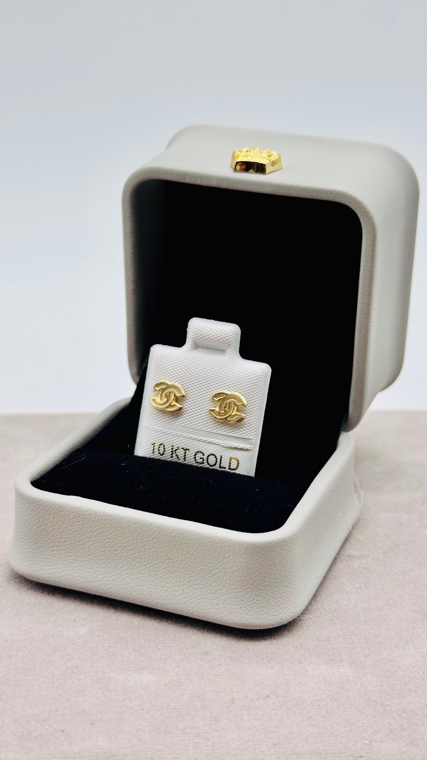 Aretes Doble Enlace C Elegante en Oro 10K – Cierre de Enroscar Seguro