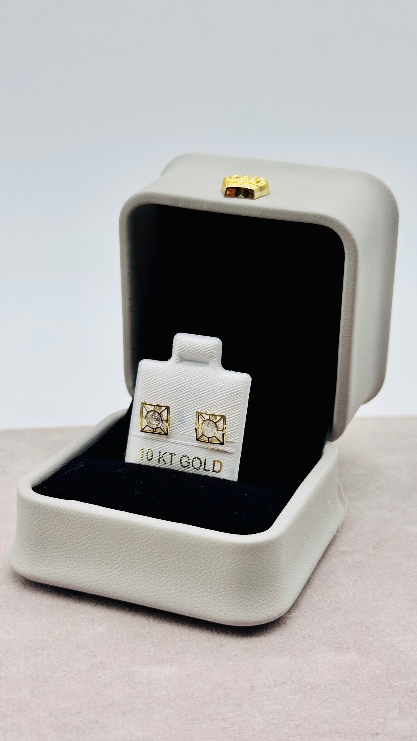 Aretes Cuadro Geométrico en Oro 10K con Zirconia – Cierre de Enroscar