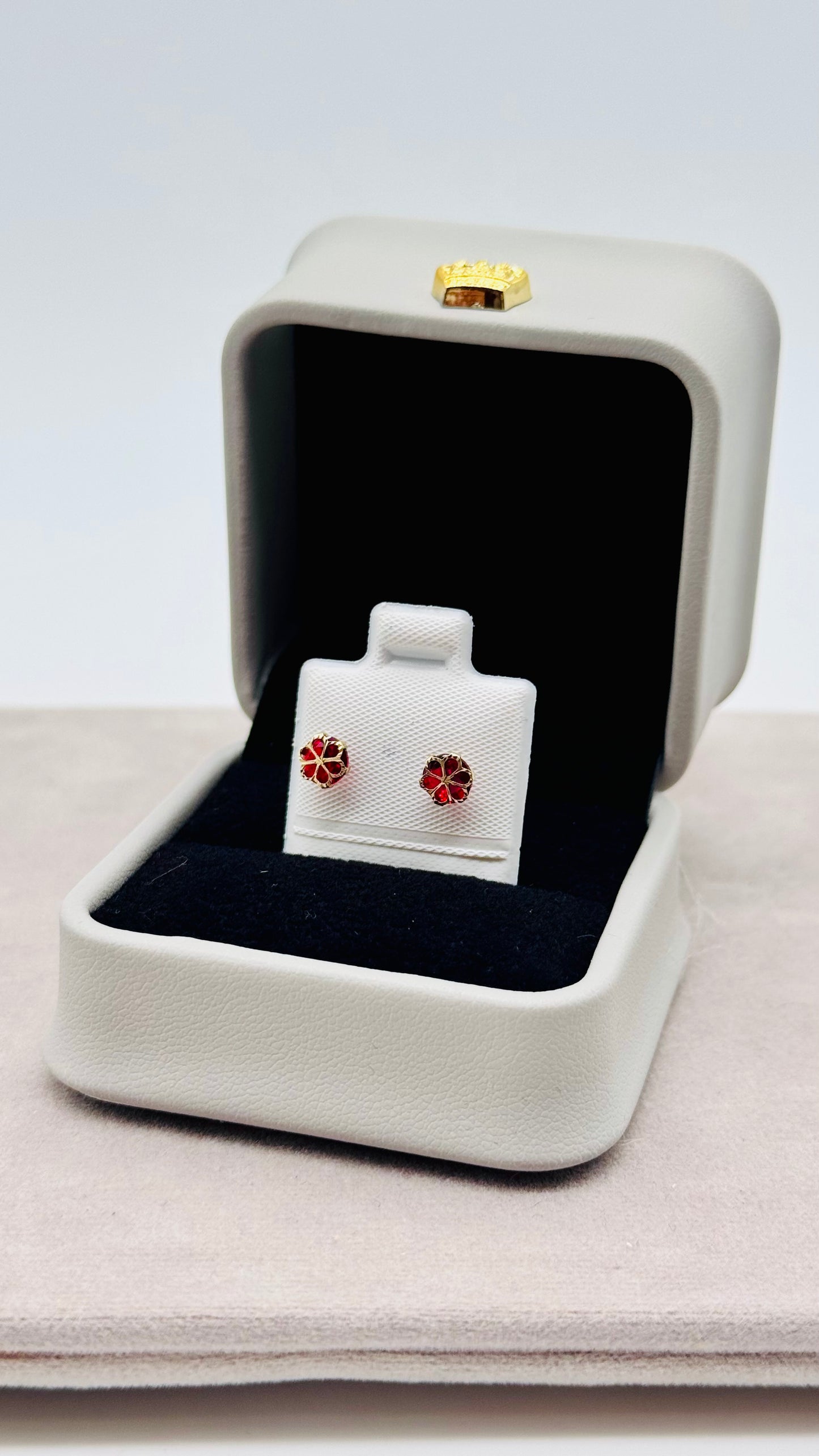 Aretes Flor Radiante en Oro 10K con Zirconias – Cierre de Enroscar Seguro
