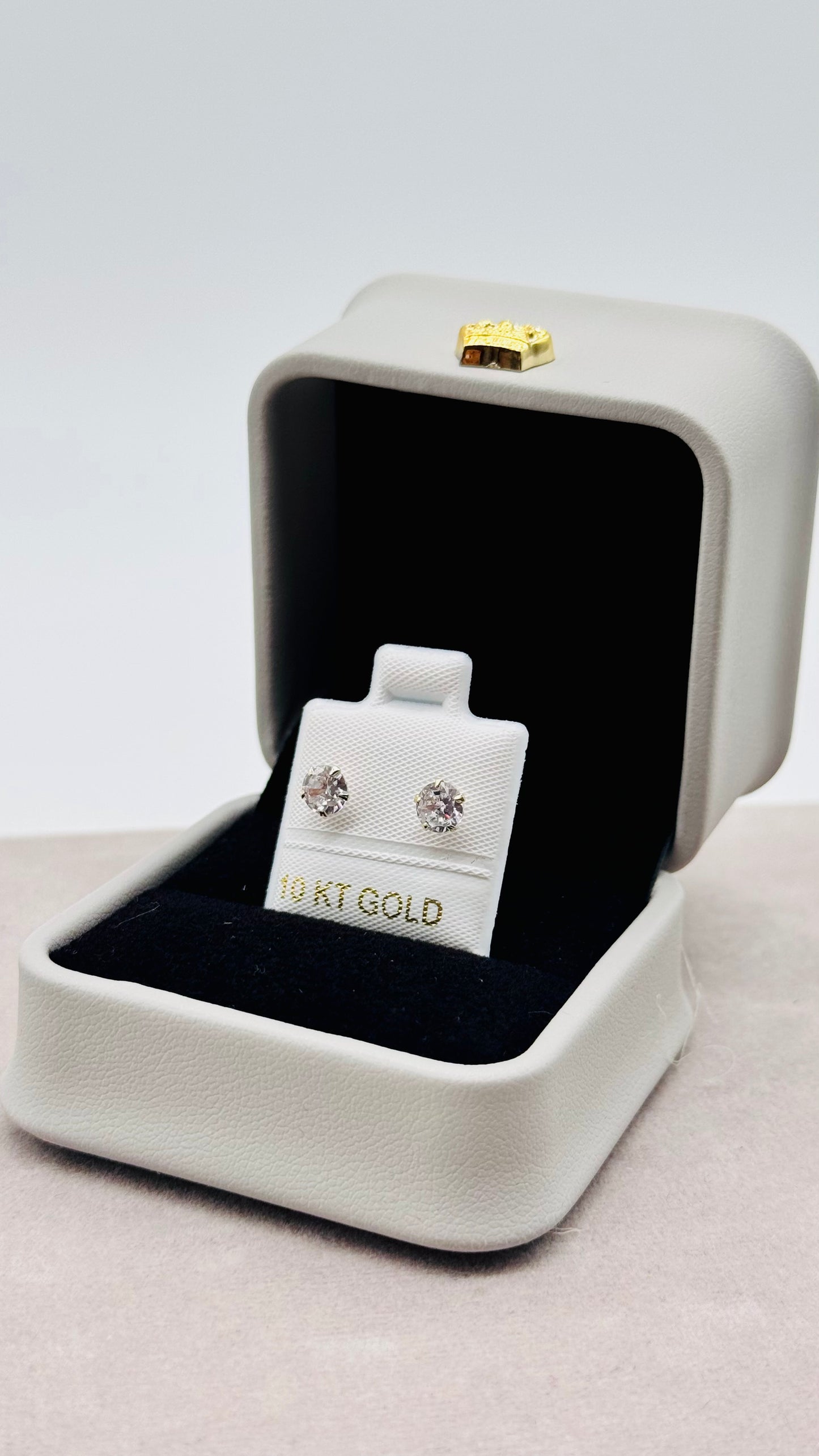 Aretes Punto Clásico Brillante en Oro 10K con Zirconia – Cierre de Enroscar