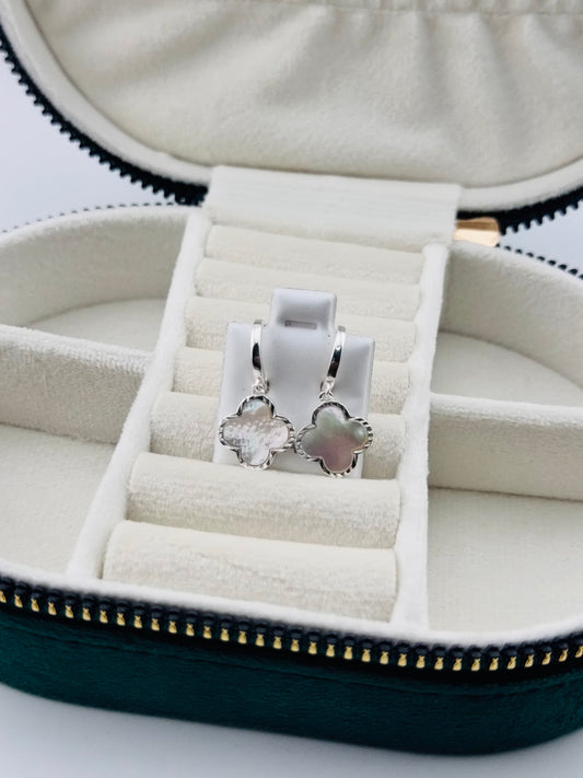 Aretes Colgantes Flor Nácar en Plata 925