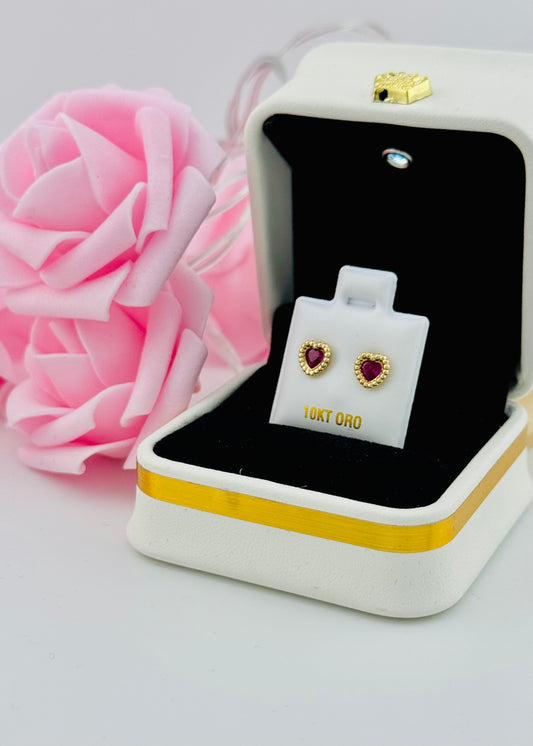 Aretes de Oro 10K Corazón con Piedra Fucsia – Cierre de Rosca