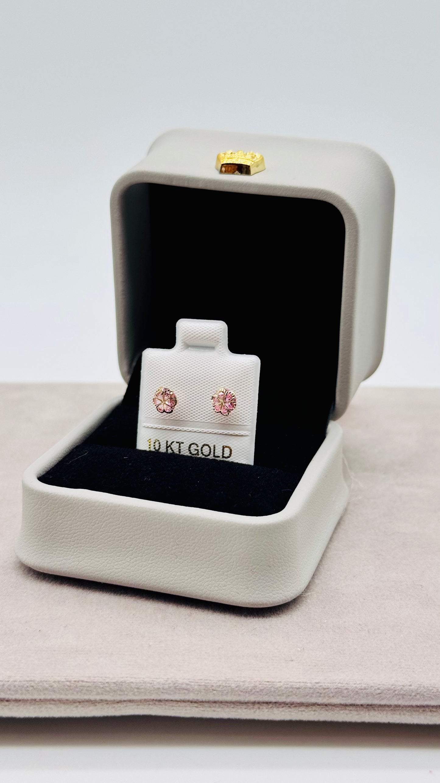 Aretes Flor Radiante en Oro 10K con Zirconias – Cierre de Enroscar Seguro