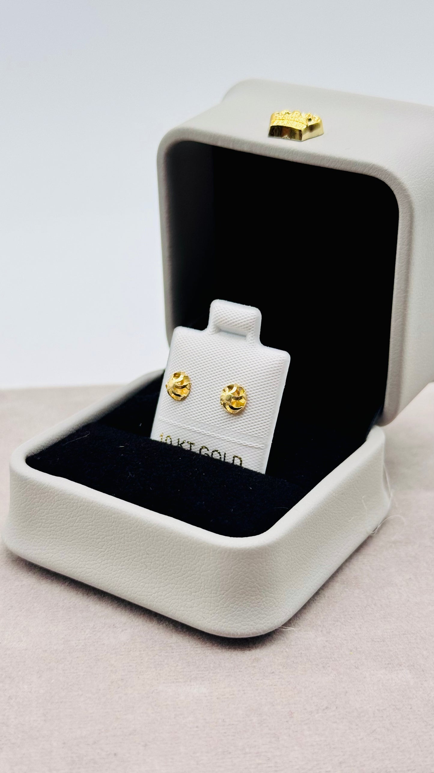 Aretes Remolino Brillante en Oro 10K – Cierre de Enroscar