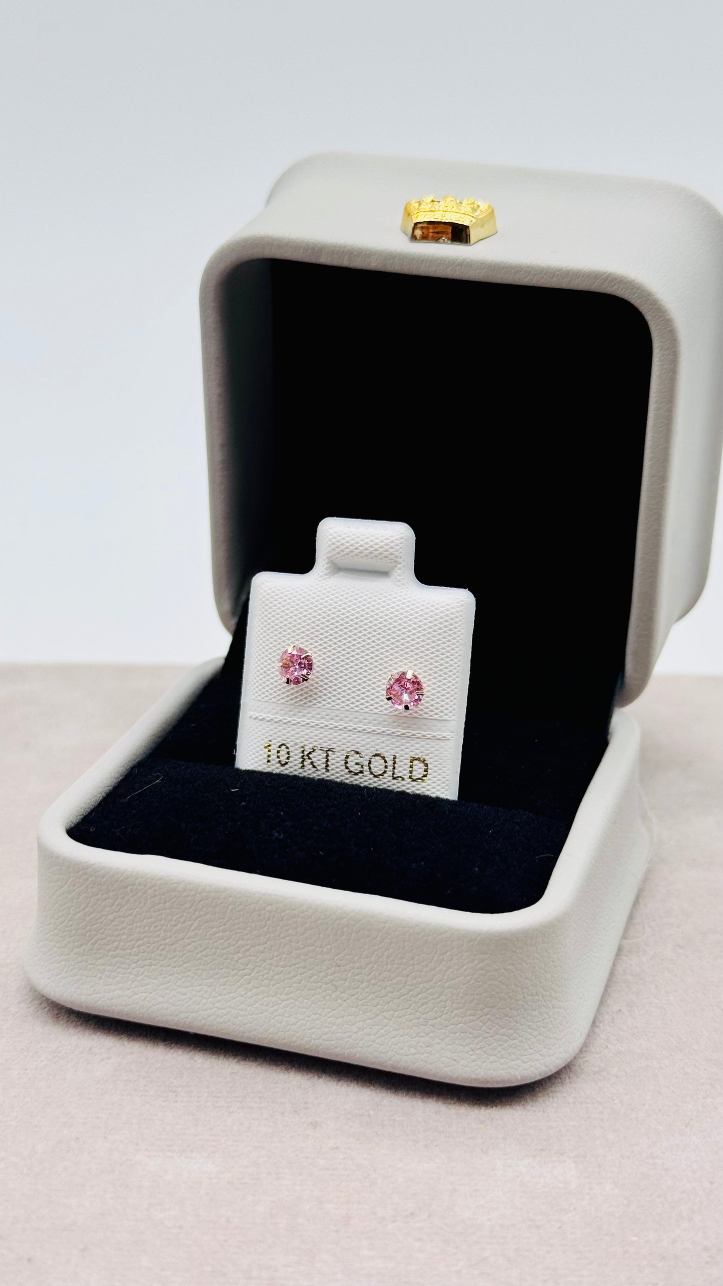 Aretes Punto Brillante en Oro 10K con Zirconia – Cierre de Enroscar