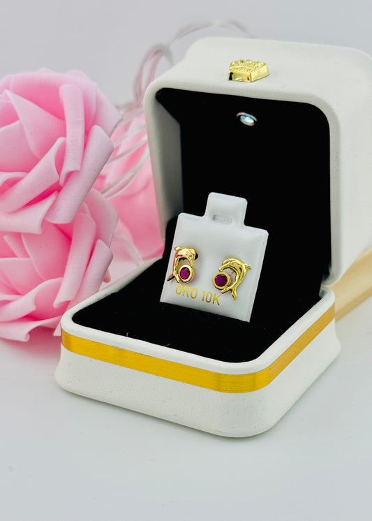 Aretes de Oro 10K Delfín con Piedra Fucsia – Cierre de Rosca