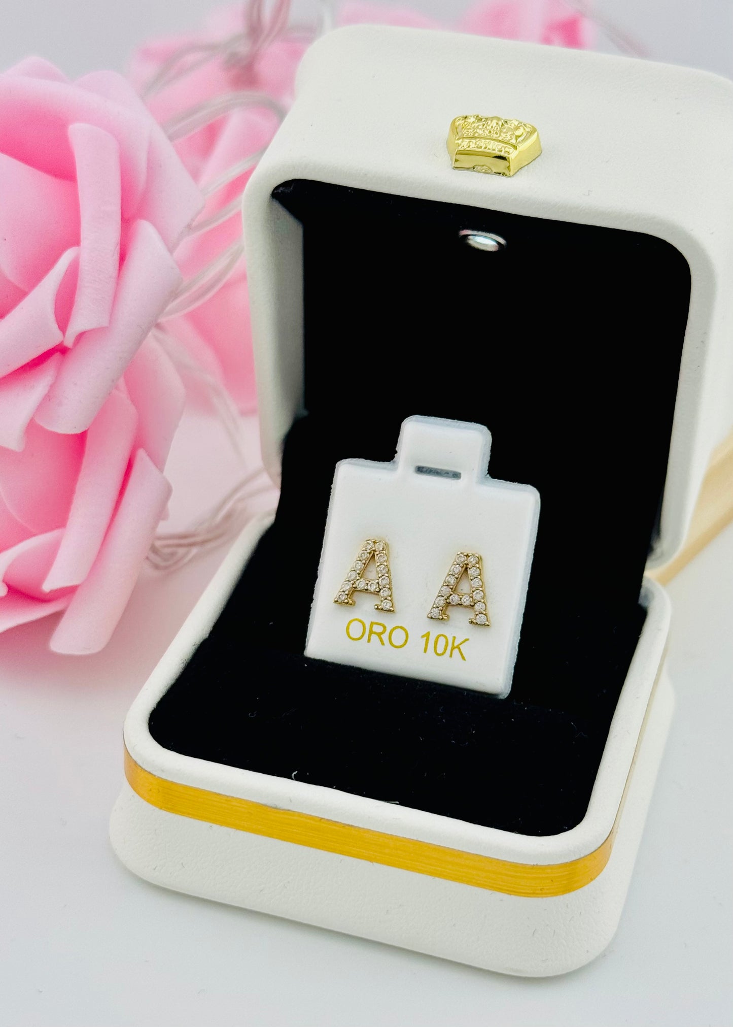 Aretes Inicial Letra A con Piedras Oro 10K