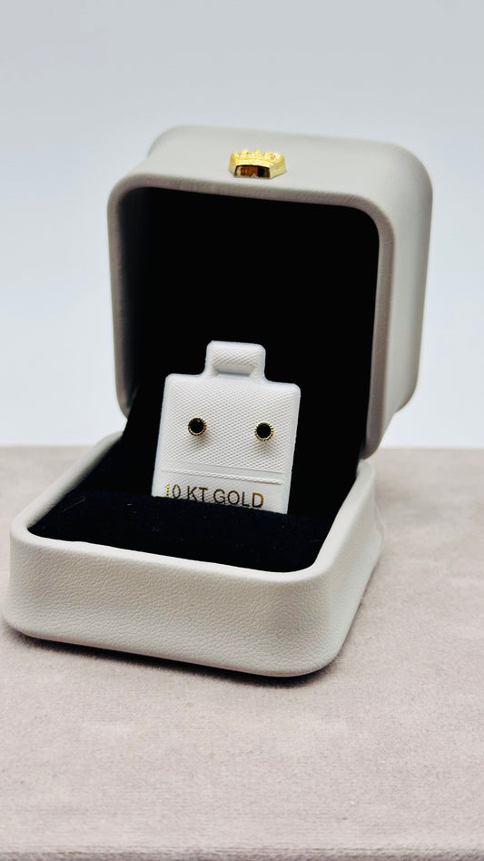 Aretes Punto Clásico 4mm en Oro 10K con Zirconia Negra – Cierre de Enroscar