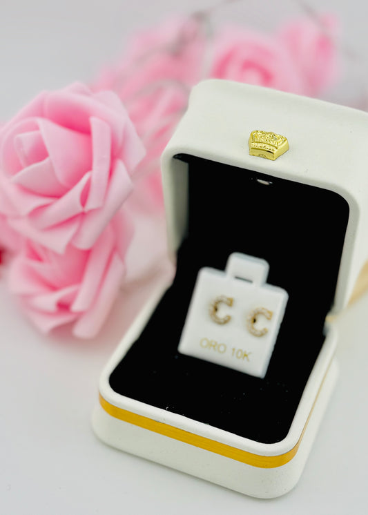 Aretes Inicial Letra C con Piedras Oro 10K