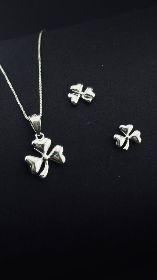 Set Minimalista collar y aretes Trébol de Corazones