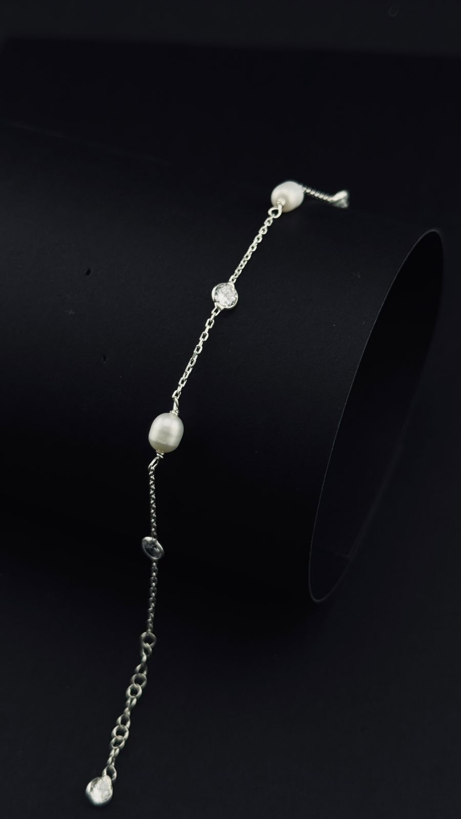 Brazalete "Elegancia Flotante" de Perlas y Circonias en Plata 925