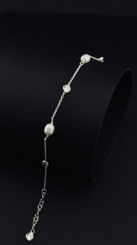 Brazalete "Elegancia Flotante" de Perlas y Circonias en Plata 925