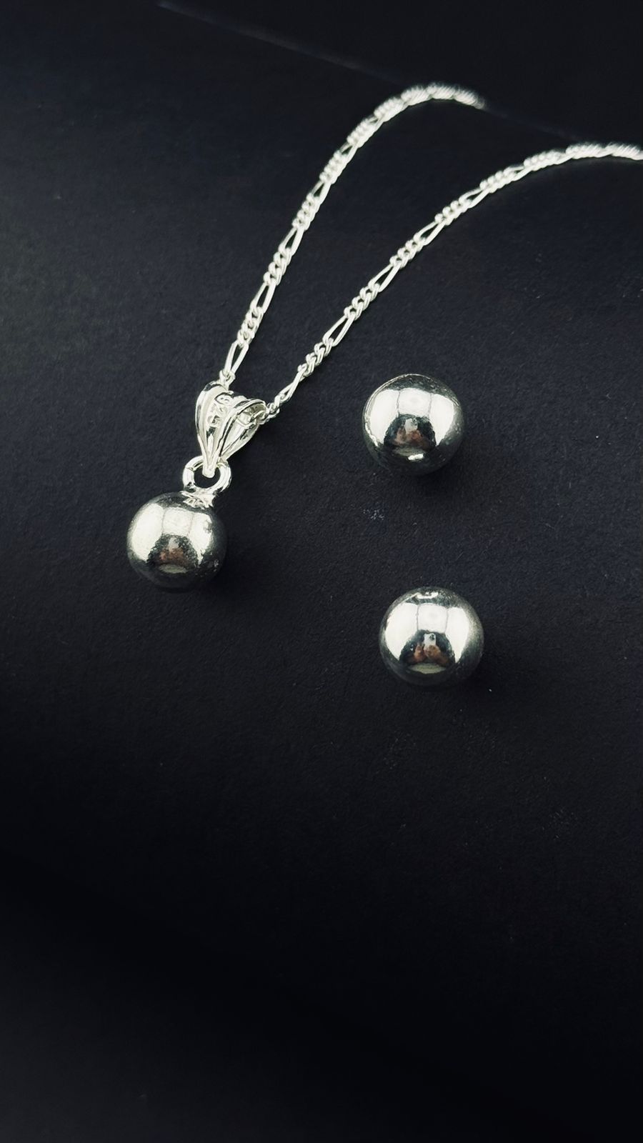 Set Clásico de Collar y Aretes de Esferas en Plata 925