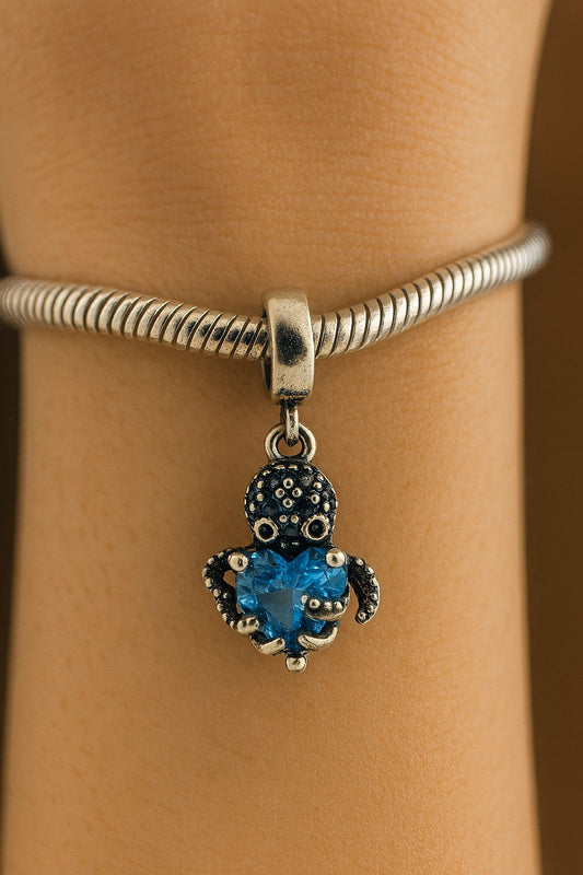 Charm Pulpo "Corazón de Océano" con Cristal Azul en Plata 925