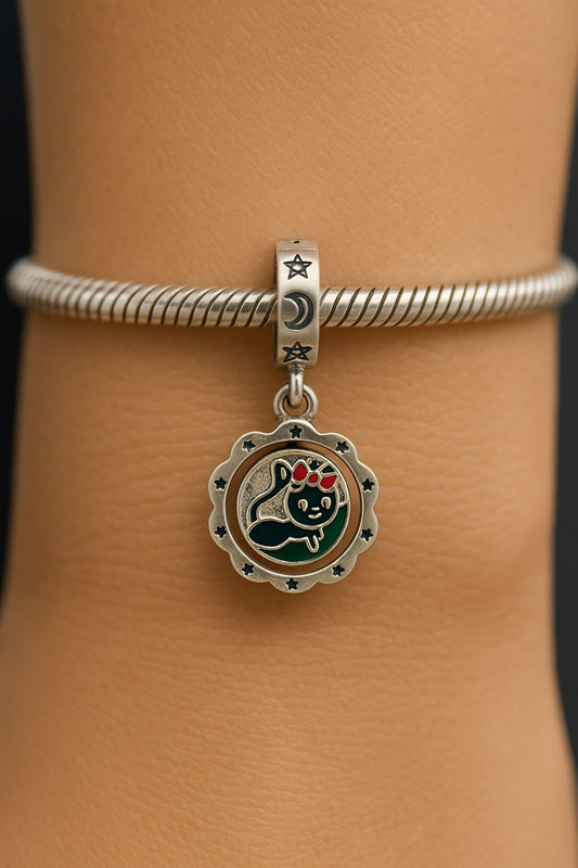 Charm "Gatito Soñador" con Esmalte y Detalles Celestiales en Plata 925