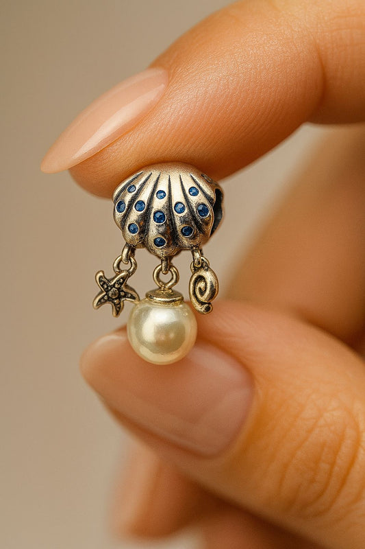 Charm Concha Marina "Tesoro del Océano" con Perla y Detalles de Circonitas en Plata 925