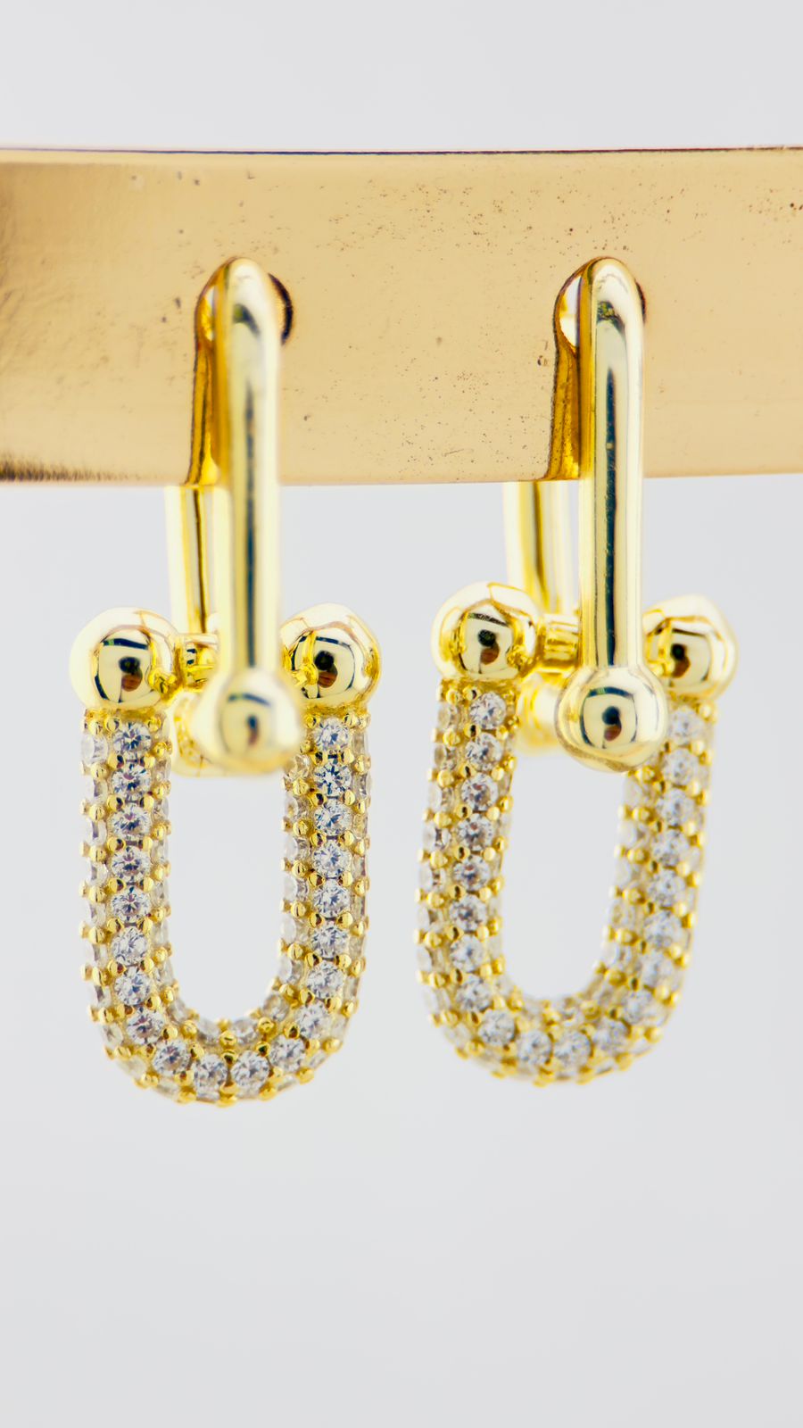 Pendientes Colgantes "Eslabón U con Pavé de Circonitas" en Plata 925 con Baño de Oro