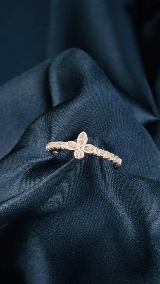 Anillo de plata 925 con diseño de flor brillante