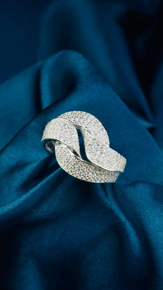 Anillo de plata 925 con diseño entrelazado pavé