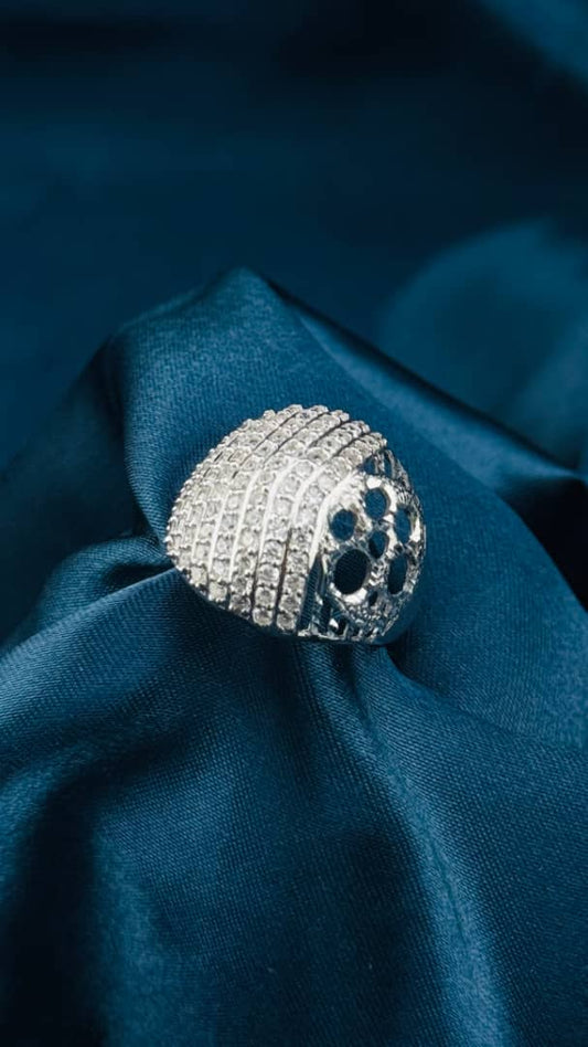 Anillo de plata 925 con diseño de franjas y detalle calado