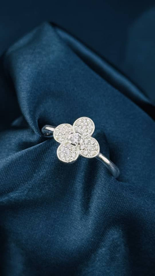 Anillo de plata 925 con flor de circonias