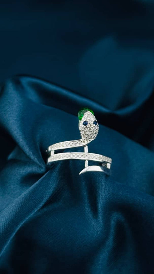 Anillo de plata 925 con diseño de serpiente esmeralda