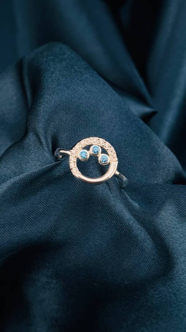 Anillo de plata 925 con círculo y piedras azules