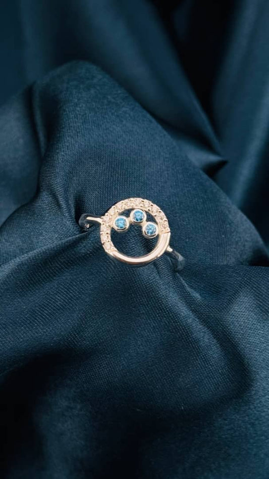Anillo de plata 925 con círculo y piedras azules