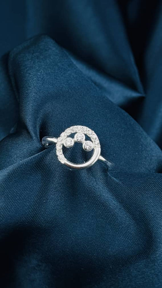 Anillo de plata 925 con círculo y circonias brillantes