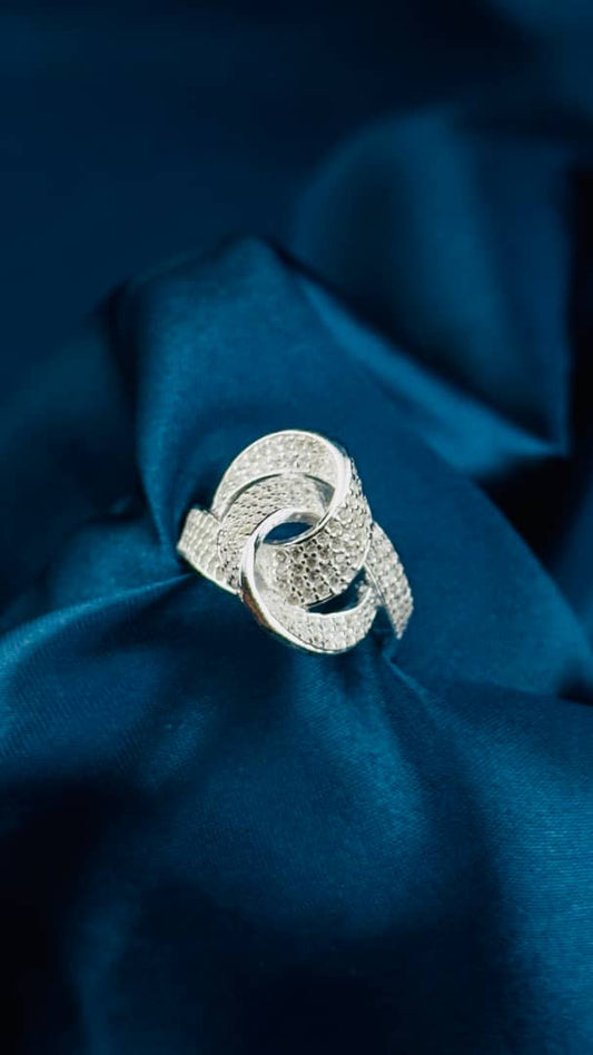 Anillo de plata 925 con diseño entrelazado brillante