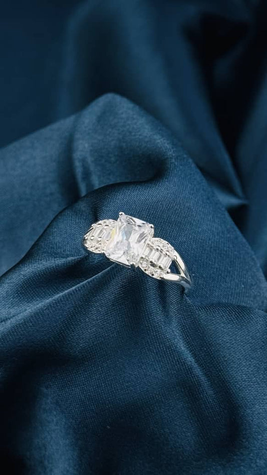 Anillo de plata 925 con piedra central corte esmeralda