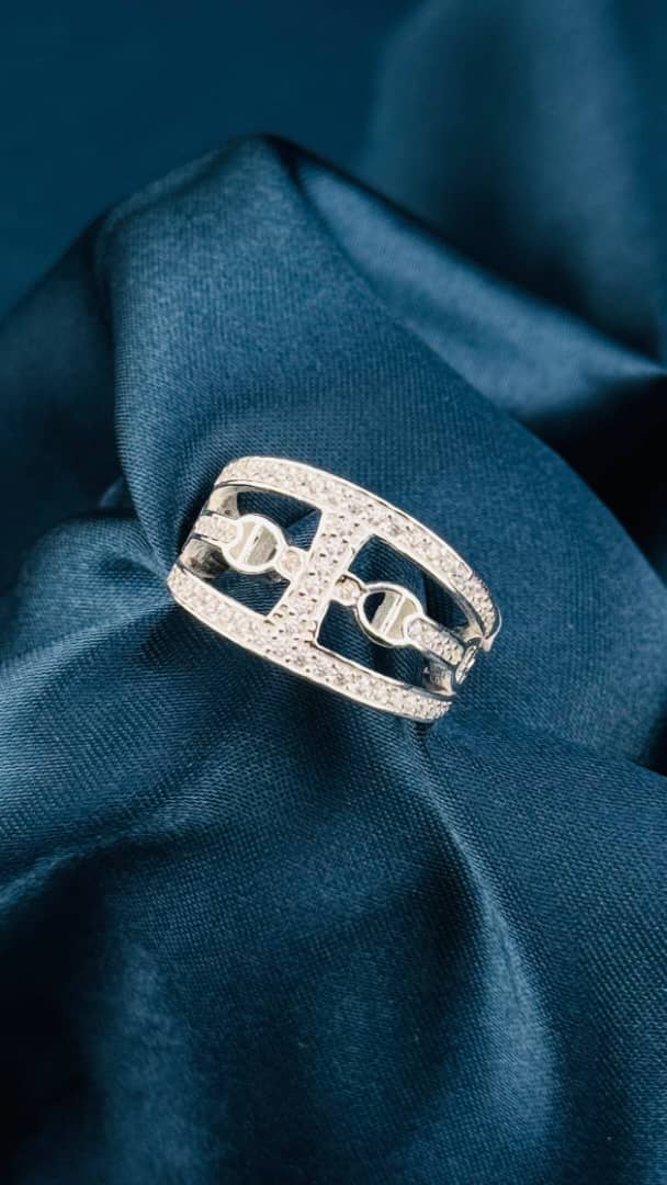 Anillo ancho calado con incrustaciones brillantes en plata 925