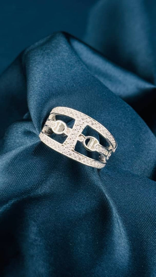 Anillo ancho calado con incrustaciones brillantes en plata 925