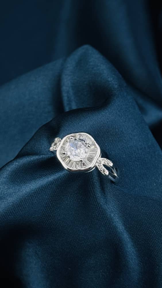Anillo floral brillante en plata 925