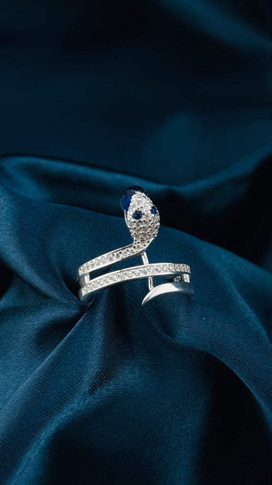 Anillo serpiente con detalles azules en plata italiana 925