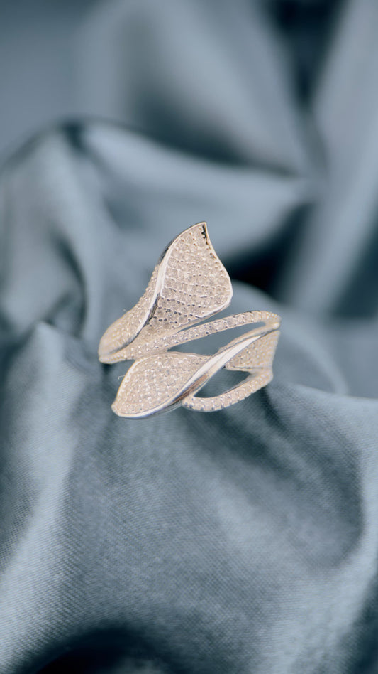 Anillo hojas elegantes en plata italiana 925