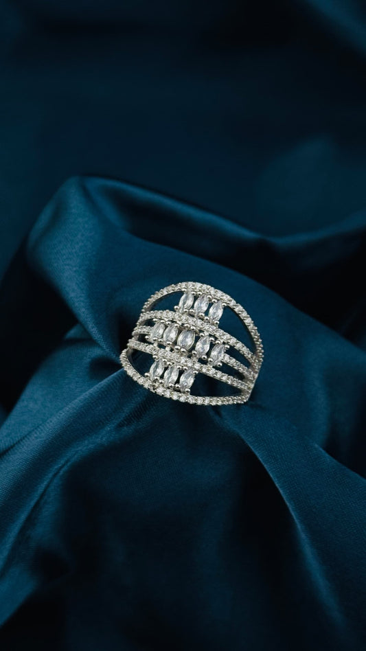 Anillo de plata italiana 925 con circonias blancas en diseño moderno
