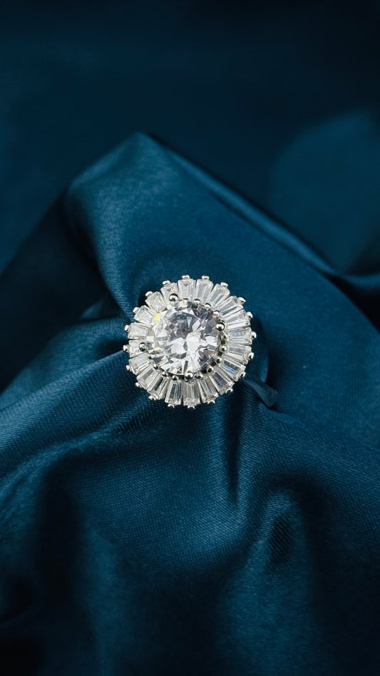 Anillo de plata italiana 925 con circonia central y halo brillante