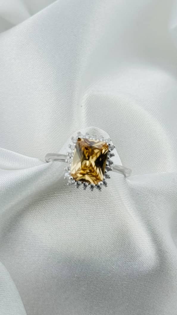 Anillo de plata italiana 925 con circonia champagne corte esmeralda