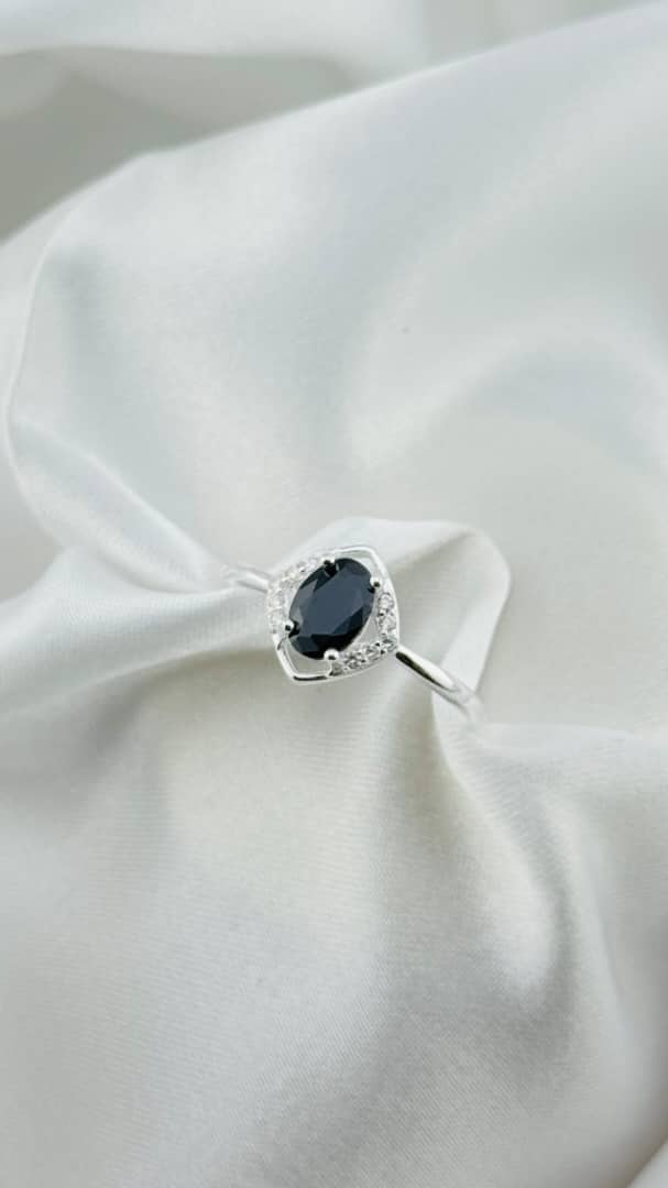Anillo de plata italiana 925 con circonia negra corte oval