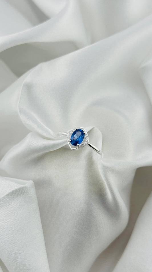Anillo de plata italiana 925 con circonia azul oval y halo brillante