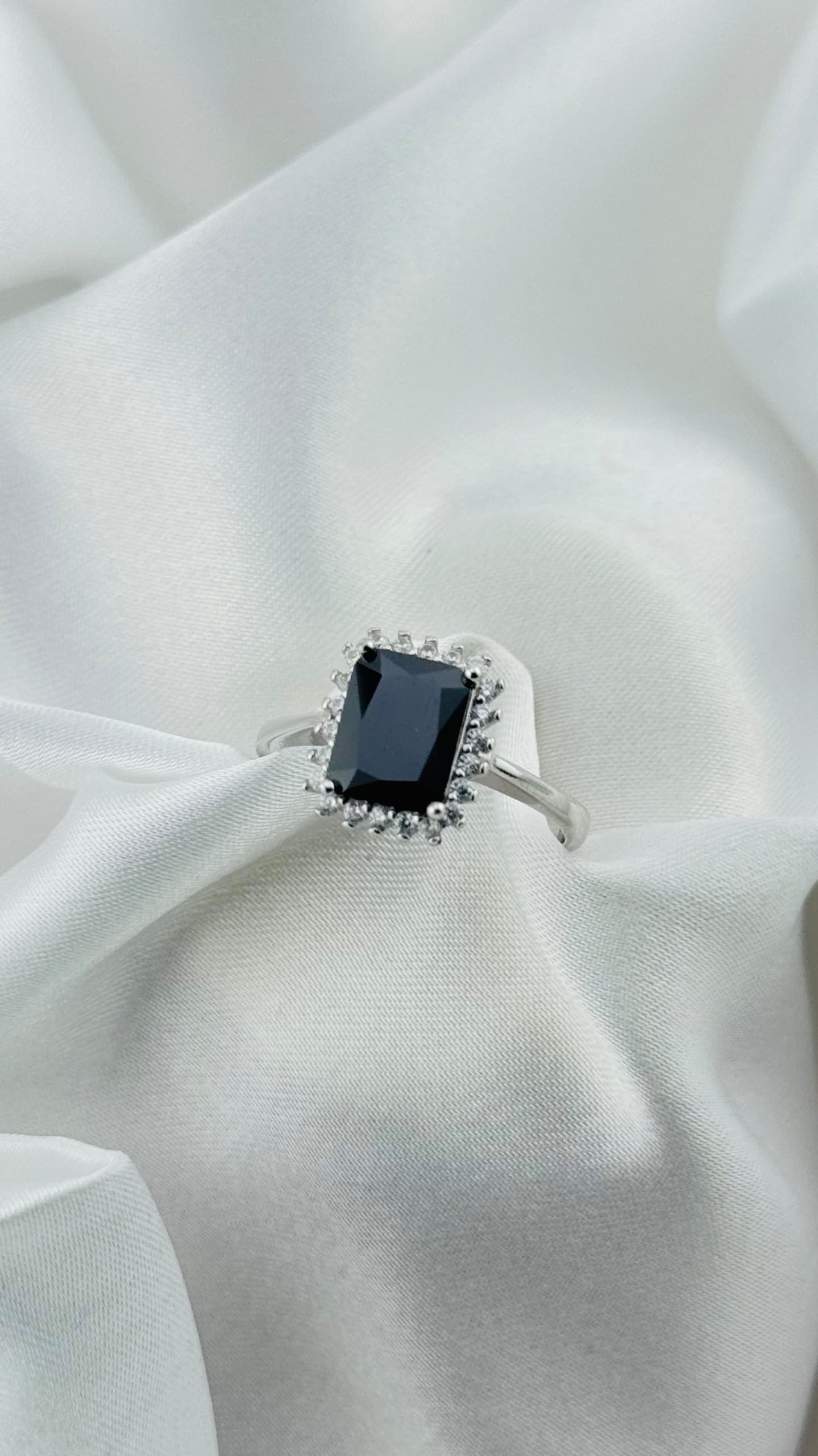 Anillo de plata italiana 925 con circonia negra corte esmeralda