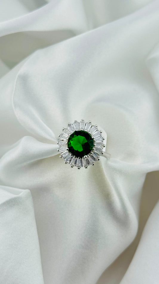 Anillo de plata italiana 925 con circonia verde esmeralda y halo baguette
