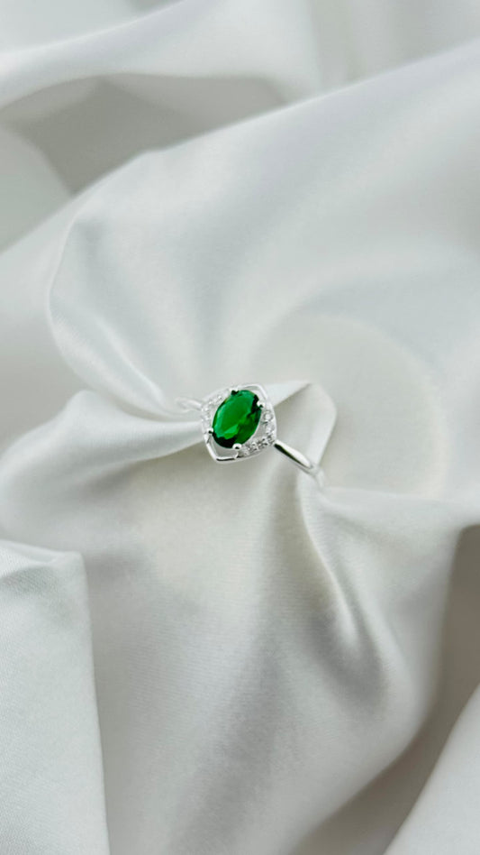 Anillo de plata italiana 925 con circonia verde oval y detalles de brillo
