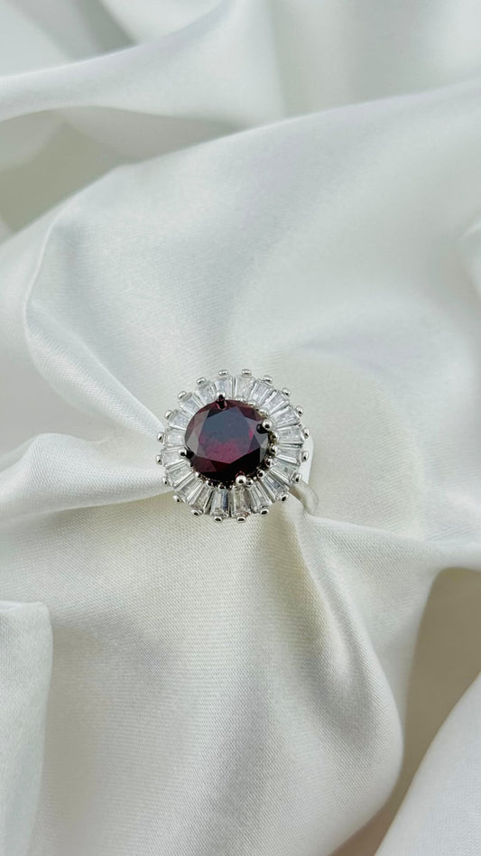 Anillo de plata italiana 925 con circonia roja y halo baguette