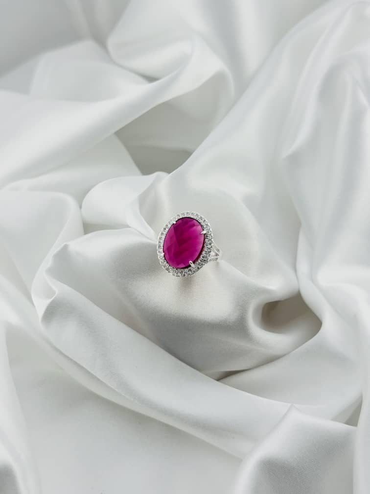 Anillo con piedra fucsia en plata italiana 925