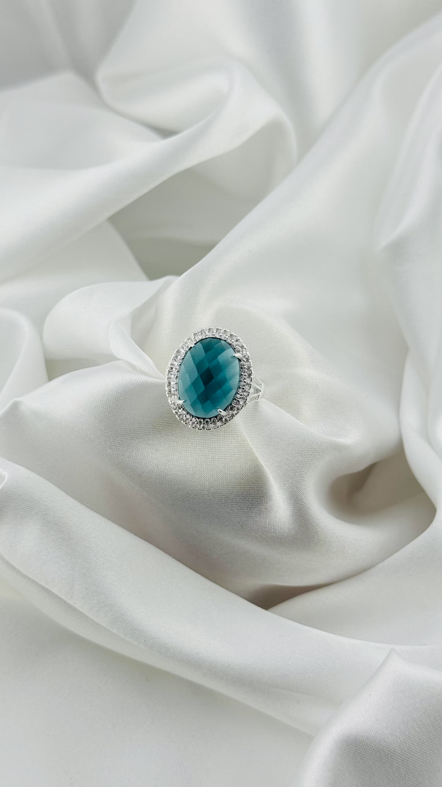 Anillo con piedra azul turquesa en plata italiana 925